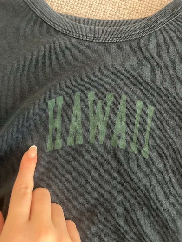 Blusa azul marino con topitos