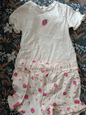 Ensemble H&M tee shirt et short blanc fraises roses 86cm