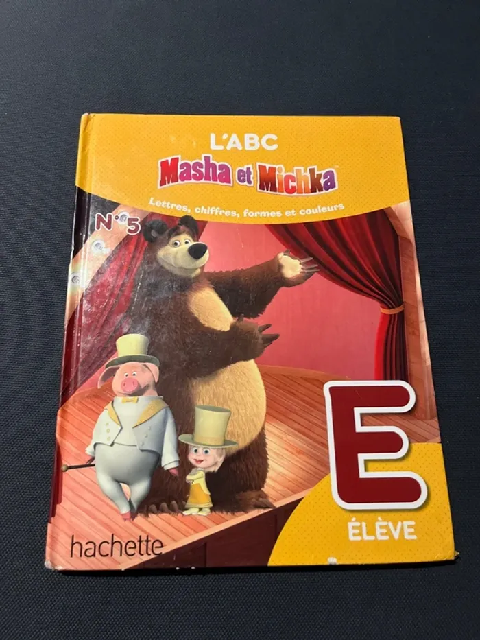 Livre pour enfants masha et michka l’abecedaire E
