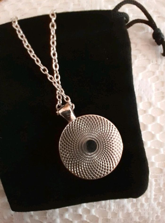 Collier, emblème Lagertha - Sérié Vikings - photo numéro 2