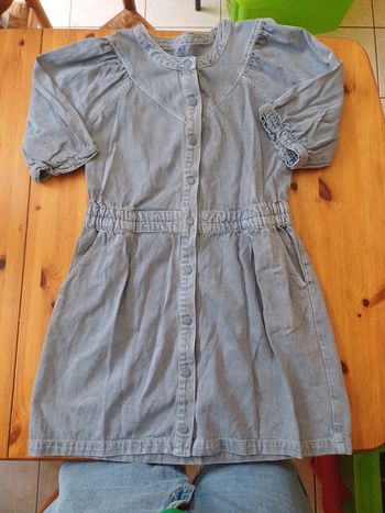 Robe en jean à boutons pressions et manches courtes