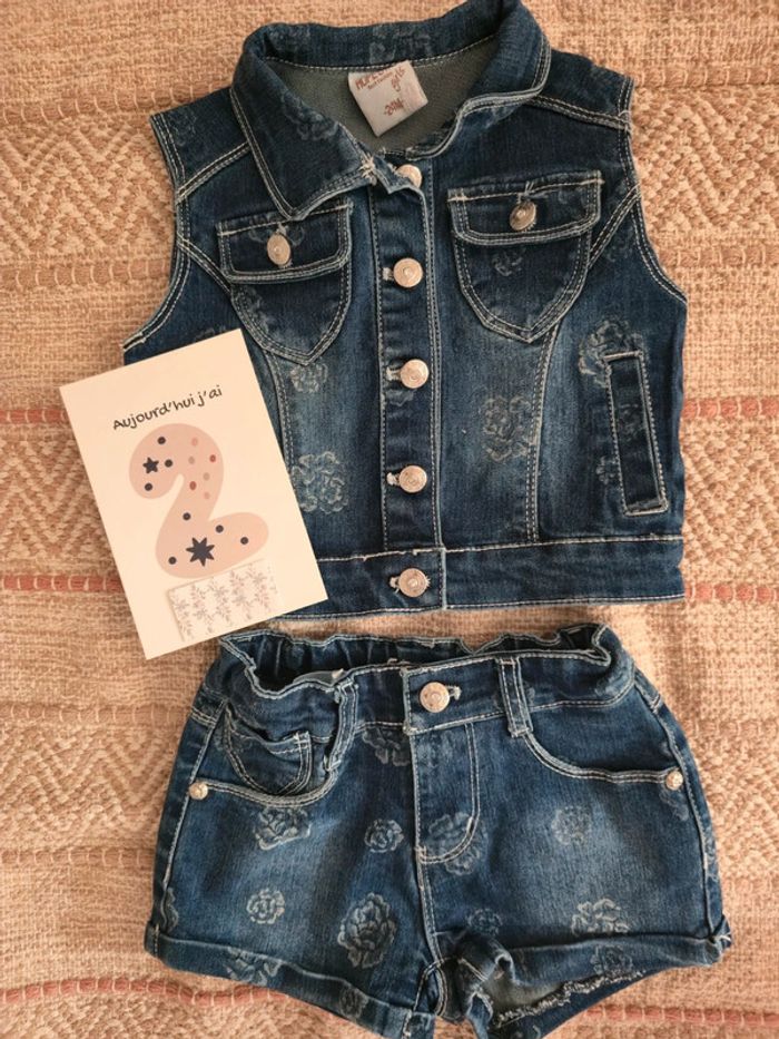 Ensemble jean fleurs gilet et short 2 ans 24 mois
