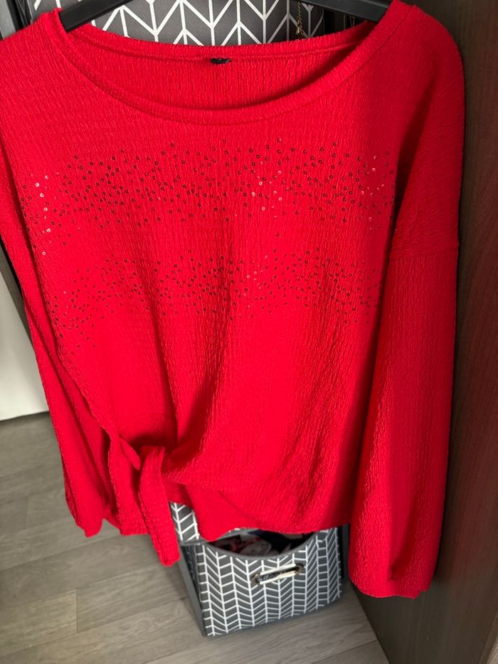 Haut rouge avec sequins et noeud - photo numéro 3