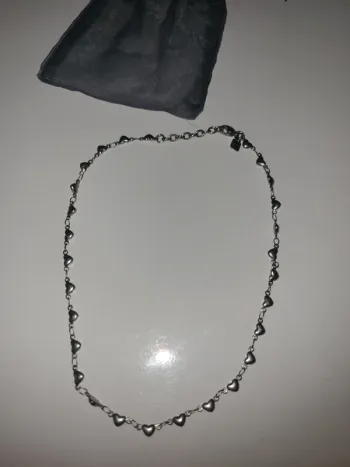Chaîne Victoria ras de cou motif petit cœur
