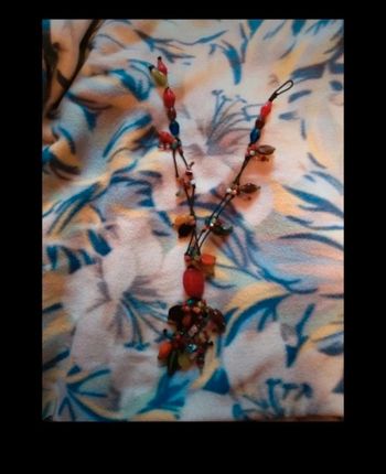 Collier en pierre multicolores