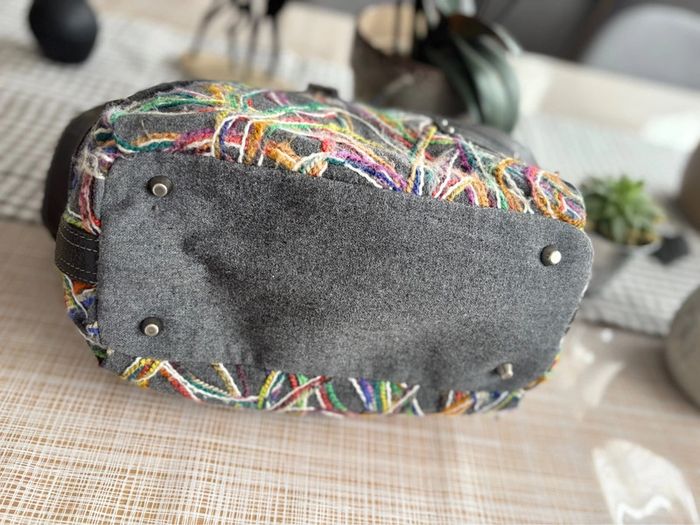 Sac bandoulière Lancaster - brodé multicolore et gris - en très bon état - photo numéro 7
