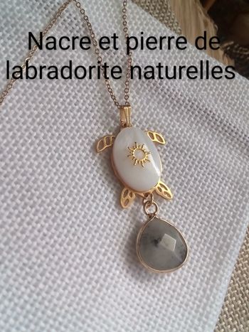 Collier tortue n'acre naturelle blanche et pierre de Labradorite
