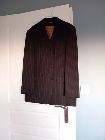 Costume noir à rayures pour homme