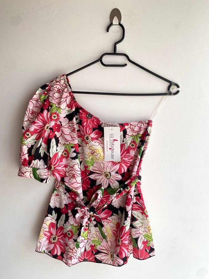 Top péplum à fleurs La modeuse