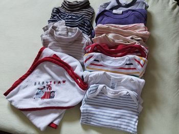 Lot bodys ,tee shorts ,cape de bain