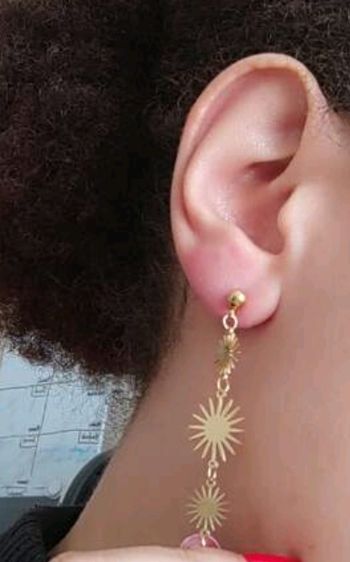 Boucle d'oreille du groupe Maxmara  intrend  sans logo  sans  étiquette.