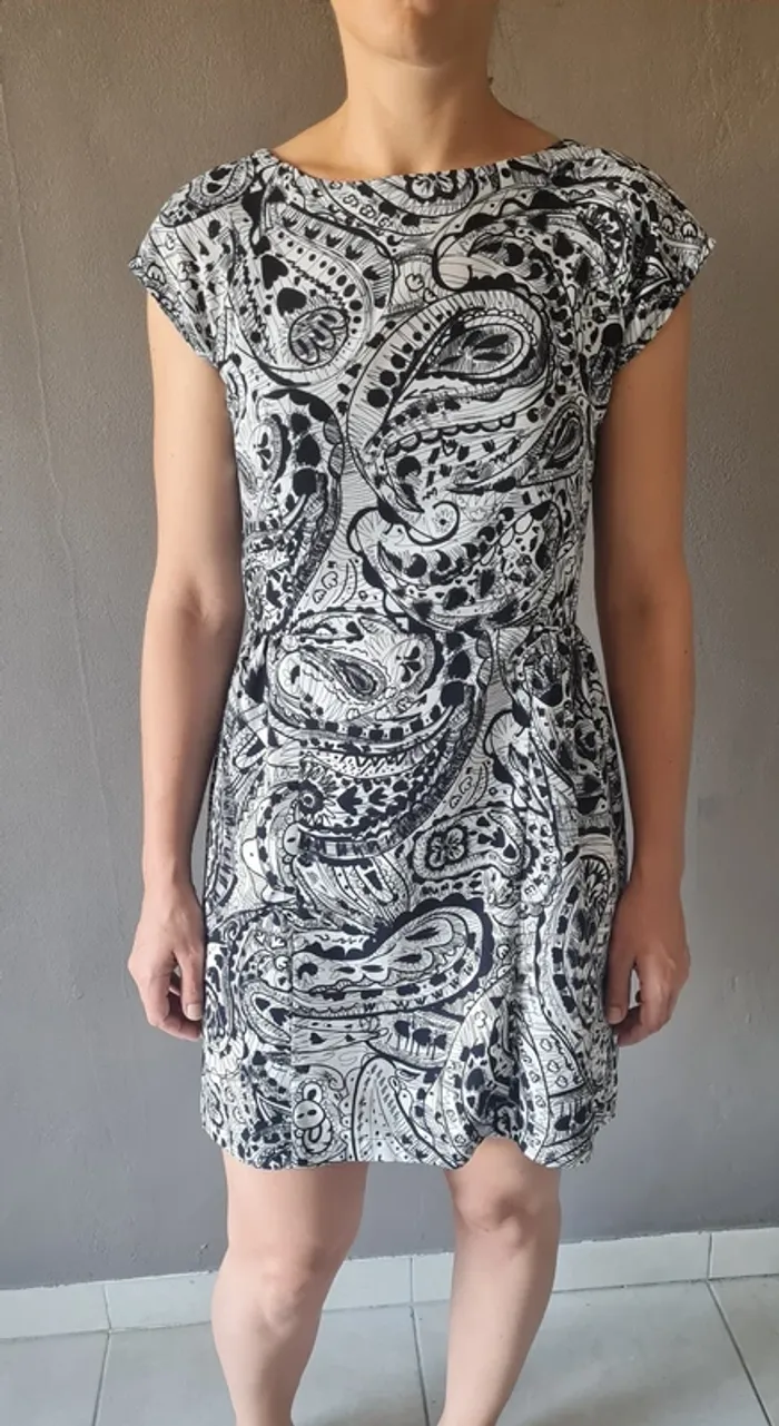 Robe noire et blanche