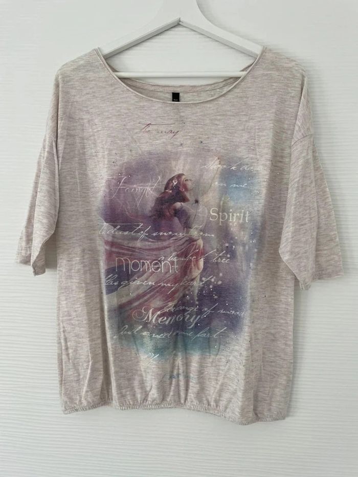 Haut t-shirt beige crème motifs imprimés féérique violet lila avec manches 3/4