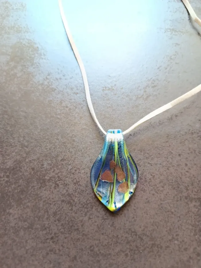 Collier avec pendentif - photo numéro 2