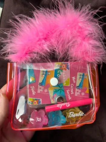 Lot Barbie vintage : petit sac rose plume + carnet secret + crayon + barrettes