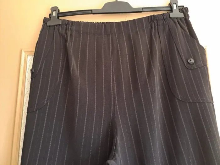 Pantalon femme noir rayé brillant habillé comme neuf T6 = 46 - photo numéro 3