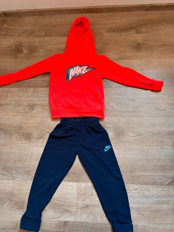 Jogging Nike et jogging Marvel 7/8 ans