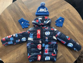 Doudoune Nike avec bonnet et gant 