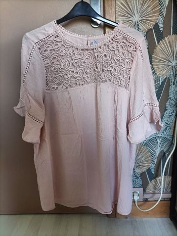 Tshirt rose pale broderie dentelle