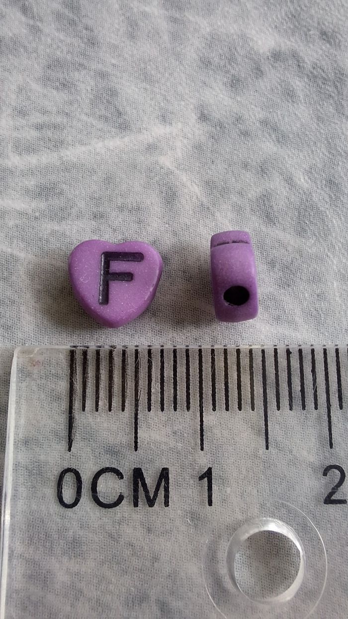 Perles violettes forme coeur lettres noires - photo numéro 3