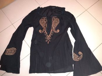 top noir matière fluide un peu transparente avec broderies