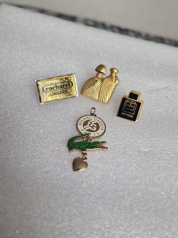✨ Lot de 4 pin’s vintage – Cacharel, Van Cleef & Arpels, Roland Garros, Couple doré - photo numéro 7