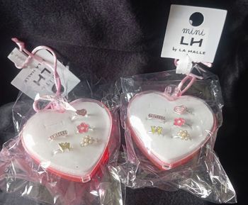 Deux Jolis coffrets Coeur Neufs de 5 Bagues par coffret soit 10.bagues pour fillettes valeur 9.98 €