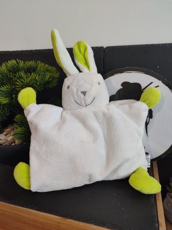 doudou semi plat lapin lapichou Corinne de farme blanc vert carré 2018 Gris 3427