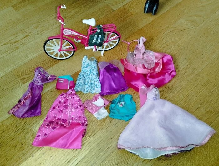Lot de vetement pour poupée de style BARBIE simba avec un velo