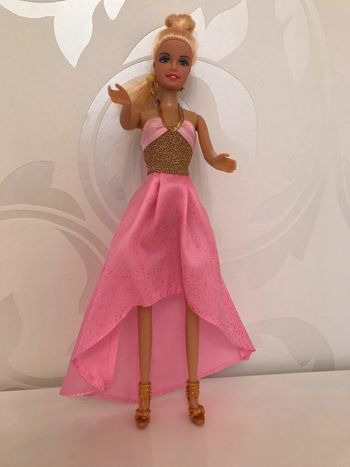 Poupée blonde robe rose pailletée