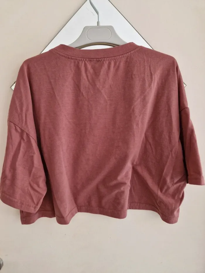 T-shirt court dechiré avec écriture vieux rose taille M - photo numéro 2
