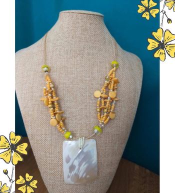 Collier pendentif nacre & perles bois – Style ethnique artisanal