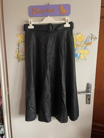 Jupe noire mi-longue avec ceinture effet simili cuir, taille M, marque New Collection