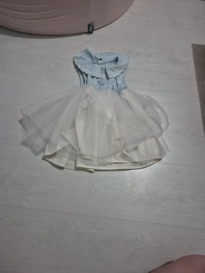 Robe bleu avec jupe en tulle