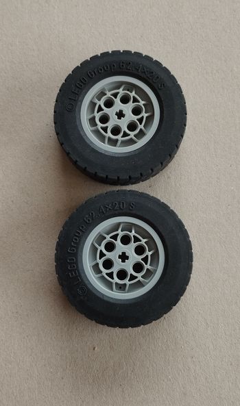 Lot de deux grosses roues lego 