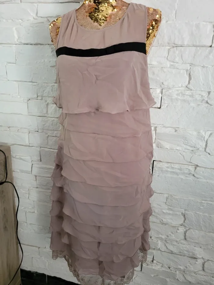 Robe taupe 36 en soie à volant