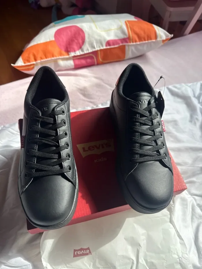 Superbes paire de baskets Levi’s neuves avec étiquette pointure 39 - photo numéro 4