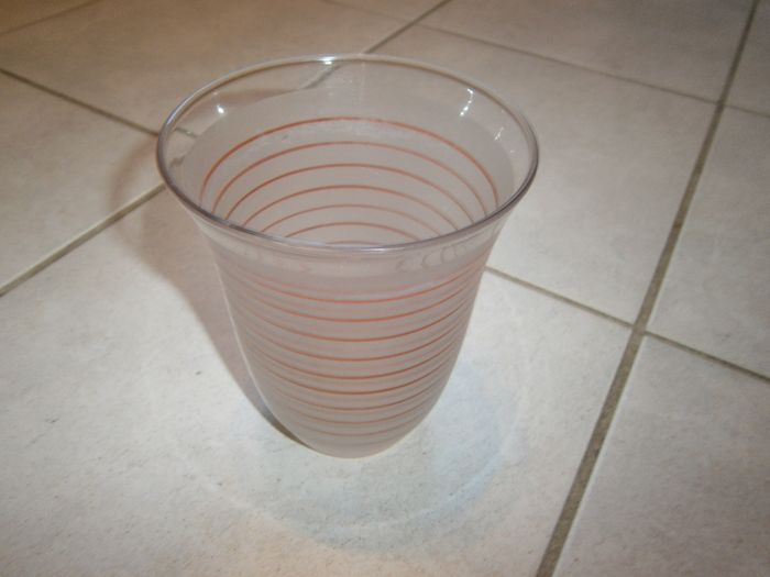 Vase opaque à traits rouge