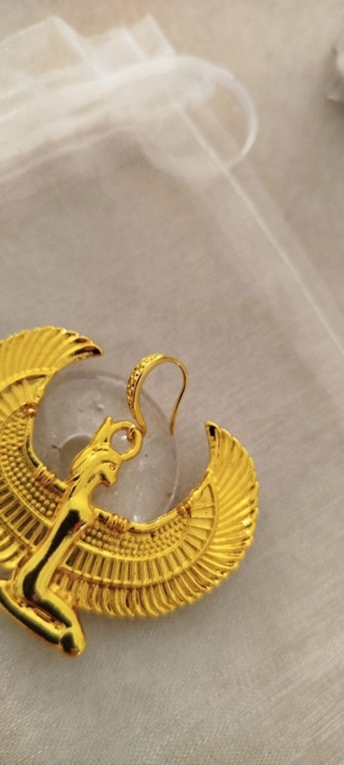 Boucles d'oreilles Isis, la déesse à vos oreilles : Élégance en plaqué Or - photo numéro 3