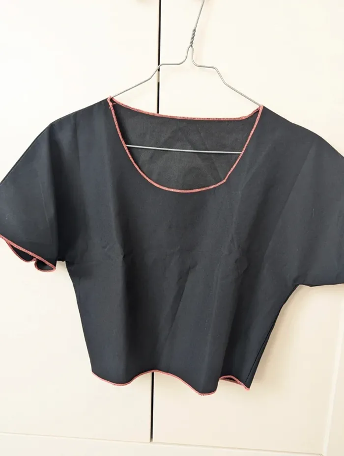 Crop top manches courtes noir couture rose taille 36 S - photo numéro 2