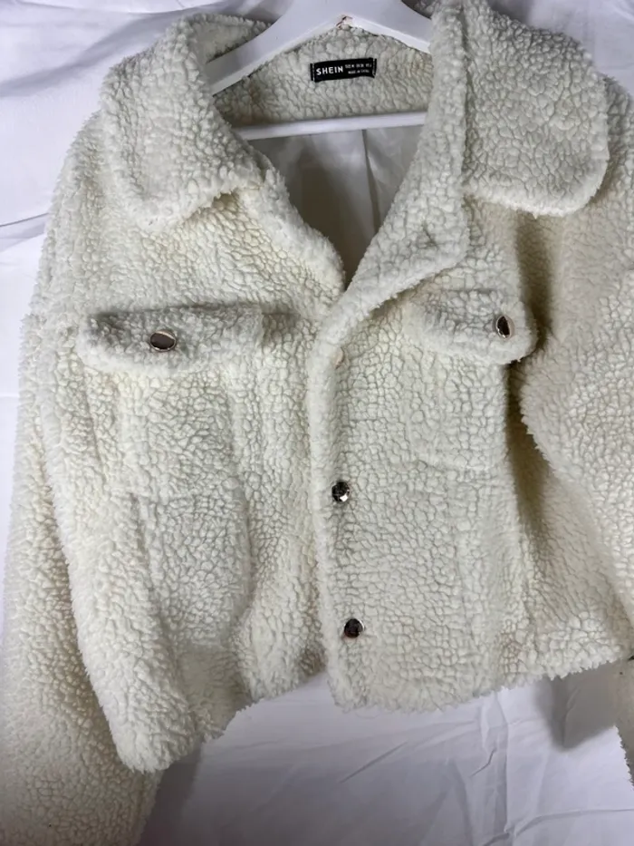 Veste crème effet mouton SHEIN – Douce & tendance, état neuf pour un look cosy garanti