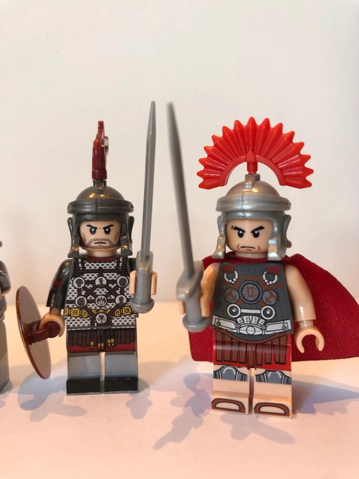 Figurine type lego Centurion et 4 soldats romains - photo numéro 2