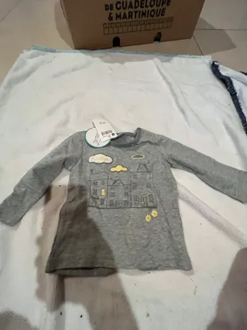 T-shirt fille taille 6 mois neuf
