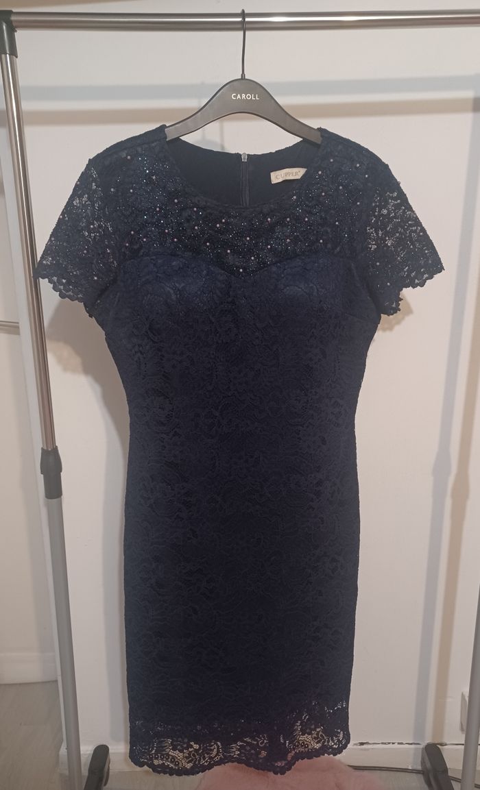 Robe longue bleu marine dentelle et perles
taille 50