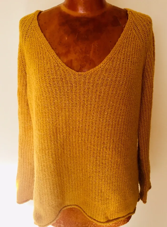 Pull moutarde col V