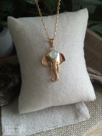 Collier calcédoine naturelle sur tête d'éléphant