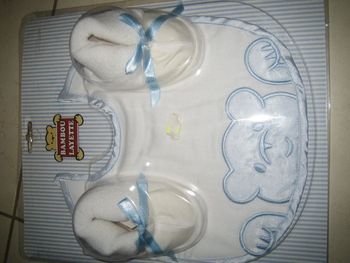 chausson et bavoir bébé mixte neuf  dans l'emballage d'origine