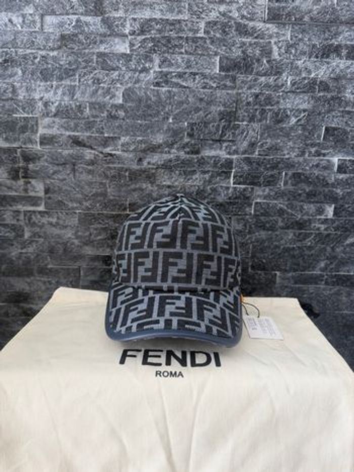 Casquette fendi - photo numéro 3