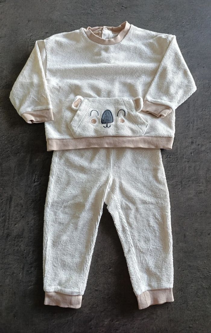 Pyjama 2 pièces mixte
Taille 18 mois Kiabi