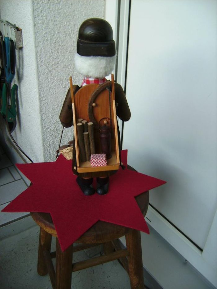 Figure d'un fumeur d'encens, travailleur forestier, par Erich Schönherr, Monts Métallifères